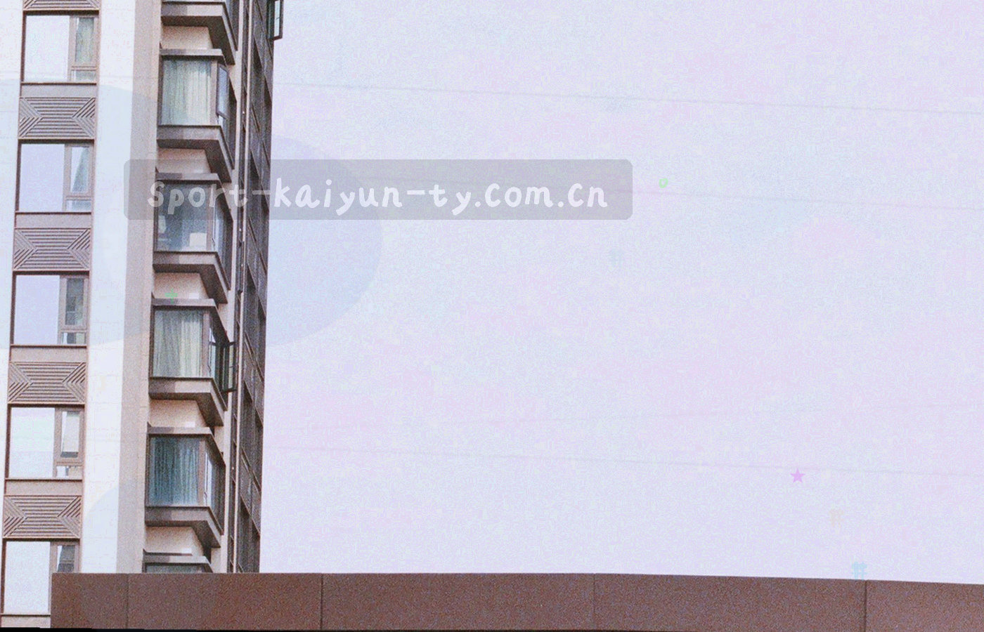 深色界面中显示积分榜和折线图的脱机版数据面板